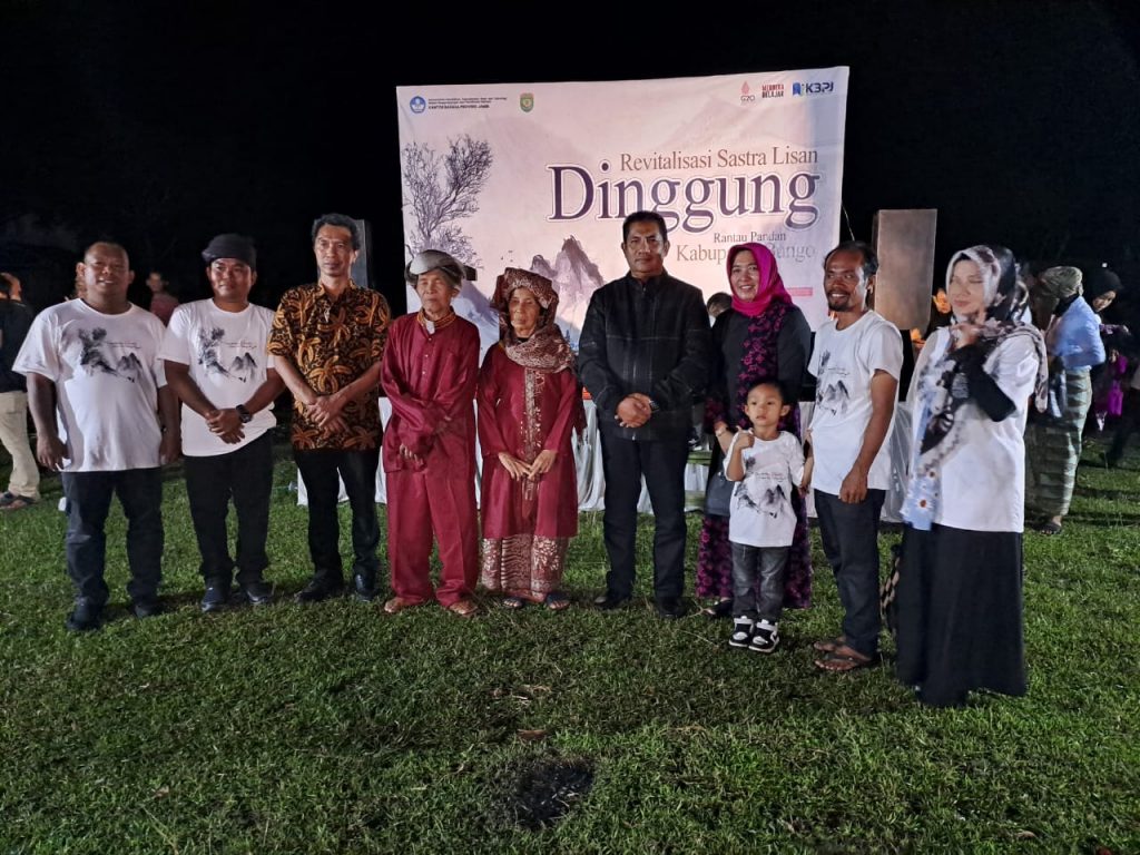 Foto bersama Kepala Balai Bahasa Provinsi Jambi dan para seniman penggarap Dinggung